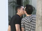 Ex-RBD Christian Chávez é clicado aos beijos com o namorado