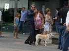 Alexandre Borges atende fãs durante gravação de novela no Rio