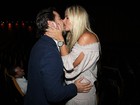 Adriane Galisteu ganha beijo do marido após pré-estreia de peça