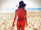 Biquíni cavadão: Ashley Tisdale exibe marquinha de sol no bumbum