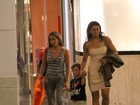 Dira Paes passeia com o filho em shopping do Rio
