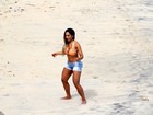 De biquíni e shortinho, Mulher Melão grava clipe na praia