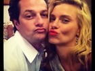 Carolina Dieckmann posta foto fazendo bico com Marcelo Serrado