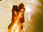 Danielle Winits posta foto dos pés em piscina e diz 'férias dos patins'