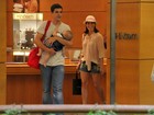 Fernanda Pontes compra joias em passeio com marido e filha 