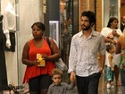 Caio Blat passeia com o filho em shopping do Rio