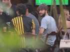Barbudo, Kayky Brito bate papo com amigos em bar no Rio