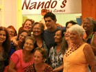 Eduardo Moscovis posa com fãs em shopping do Rio