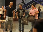 Antes de operar, Adriano faz compras no Rio