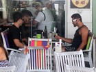Ex-BBB Yuri almoça com amigos no Rio
