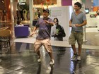 Sérgio Mallandro brinca com paparazzo e vendedor em shopping