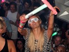 Com óculos estranhos, Paris Hilton curte evento de música em Miami