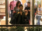 Giovanna Antonelli acena para paparazzo em dia de compras