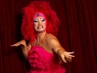 'Transformação muito louca', diz ator que vive drag queen em 'Priscilla'
