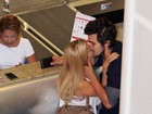 Paloma Duarte e Bruno Ferrari namoram no aeroporto