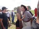 Segura peão! Nicole Bahls ganha beijo de caubói em leilão de cavalos