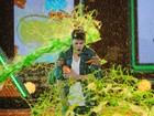 Justin Bieber recebe banho de gosma verde ao receber prêmio