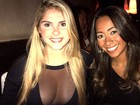 Bárbara Evans usa superdecote para jantar com amiga em Miami