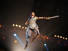 Katy Perry voa e se veste de gladiadora sexy para show em prêmio