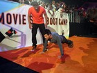 Taylor Lautner leva fãs à loucura ao fazer flexões em premiação