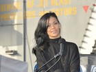 Com os cabelos escuros, Rihanna divulga filme no Japão