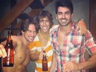 Sem camisa, ex-BBB Rodrigo posa com Maumau e Rodrigão
