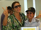 Ivete Sangalo posa para fotos com fãs em aeroporto