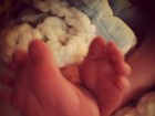 Hilary Duff publica foto do pezinho de seu filho de duas semanas
