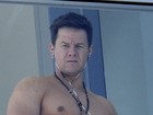 Sem camisa, Mark Wahlberg curte intervalo em filmagens