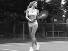Bar Refaeli joga tênis de calcinha e sutiã em comercial de lingerie
