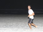 Cauã Reymond se exercita à noite em praia carioca