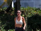 Glenda Kozlowski exibe barriga lisinha em caminhada na orla do Rio