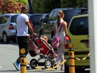 Paizão, Victor Pecoraro passeia com a filha em shopping