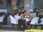 Nathalia Dill toma café com o namorado em padaria do Rio