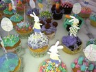 Victoria Beckham faz cupcakes para a Páscoa com os filhos