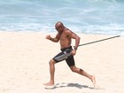 Anderson Silva pega pesado e treina forte em praia do Rio