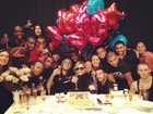 Madonna ganha festa e dá tortada na cara de membro de sua equipe