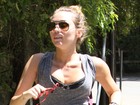 Miley Cyrus deixa barriguinha à mostra ao se exercitar em Los Angeles