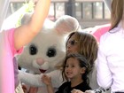Jennifer Lopez e os filhos comemoram a Páscoa posando com coelhinho