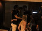 Paulo Rocha troca beijos com a namorada no Rio