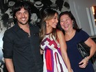 Sabrina Sato vai com mãe e namorado a teatro em São Paulo