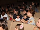 Giovanna Antonelli vai com o marido e os filhos ao teatro