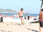 Márcio Garcia joga futevôlei na praia da Barra, no Rio