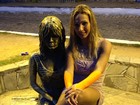 Valesca Popozuda faz pose ao lado de estátua de Brigitte Bardot