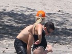Reese Witherspoon exibe barrigão e celulite em dia de praia com família