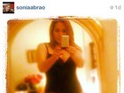 Sônia Abrão 'sensualiza' de maiô e justifica: 'Achei que ninguém iria ver'