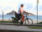 De férias da TV, Thiago Lacerda se exercita de bicicleta no Rio
