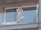 Namorado de Marc Jacobs aparece de cueca em varanda de hotel