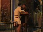Usando saias, Marc Jacobs e o namorado trocam beijos no Rio