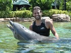 Henri Castelli nada com golfinhos nos Estados Unidos